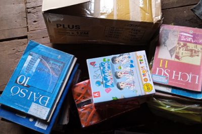 Hội Cha mẹ học sinh cùng GVCN trường THPT Chu Văn An trực tiếp hỗ trợ thiết bị học trực tuyến cho học sinh nghèo